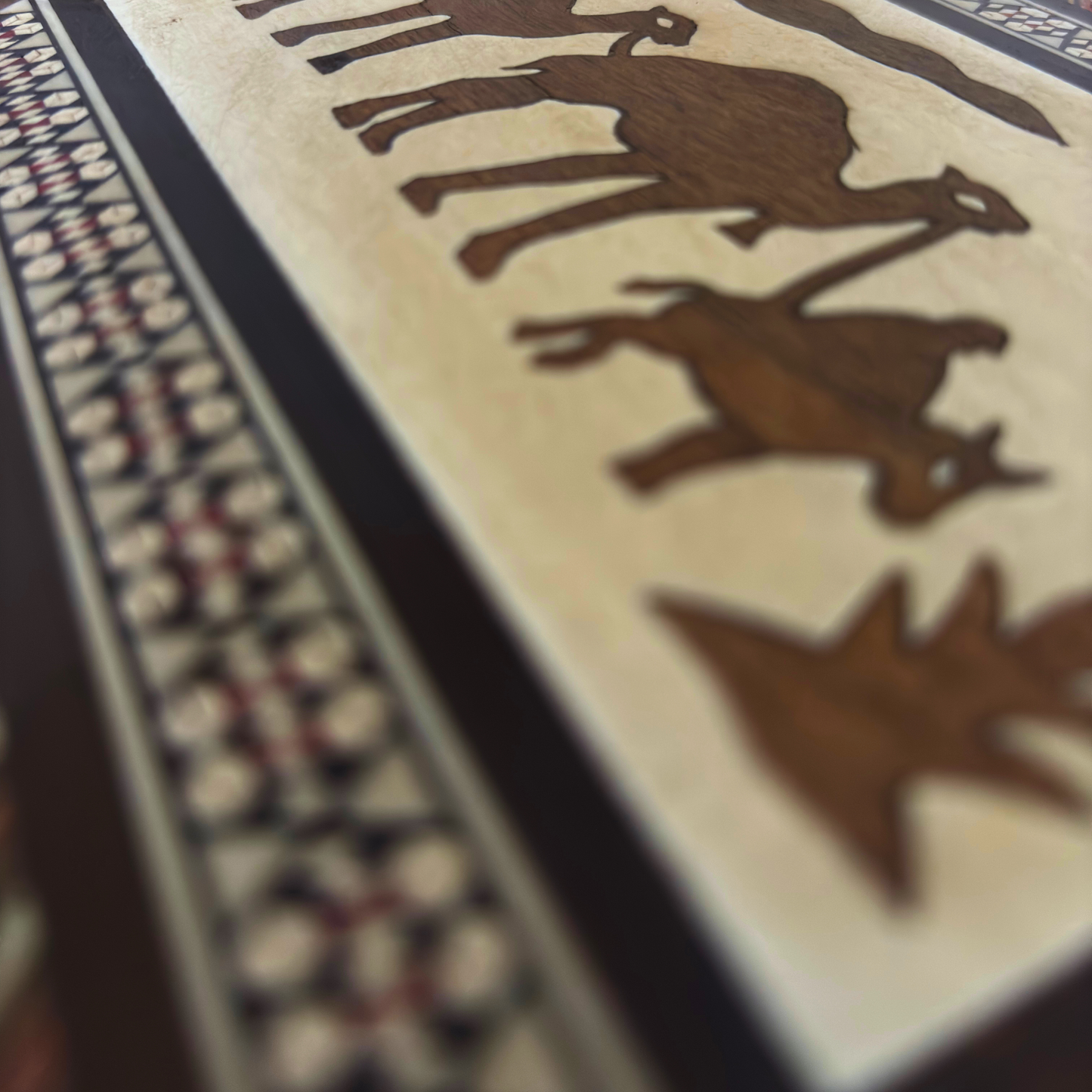 Vintage camel mozaïek sieradendoos – Handgemaakt Damascene kunstwerk uit 1970 met parelmoer inleg