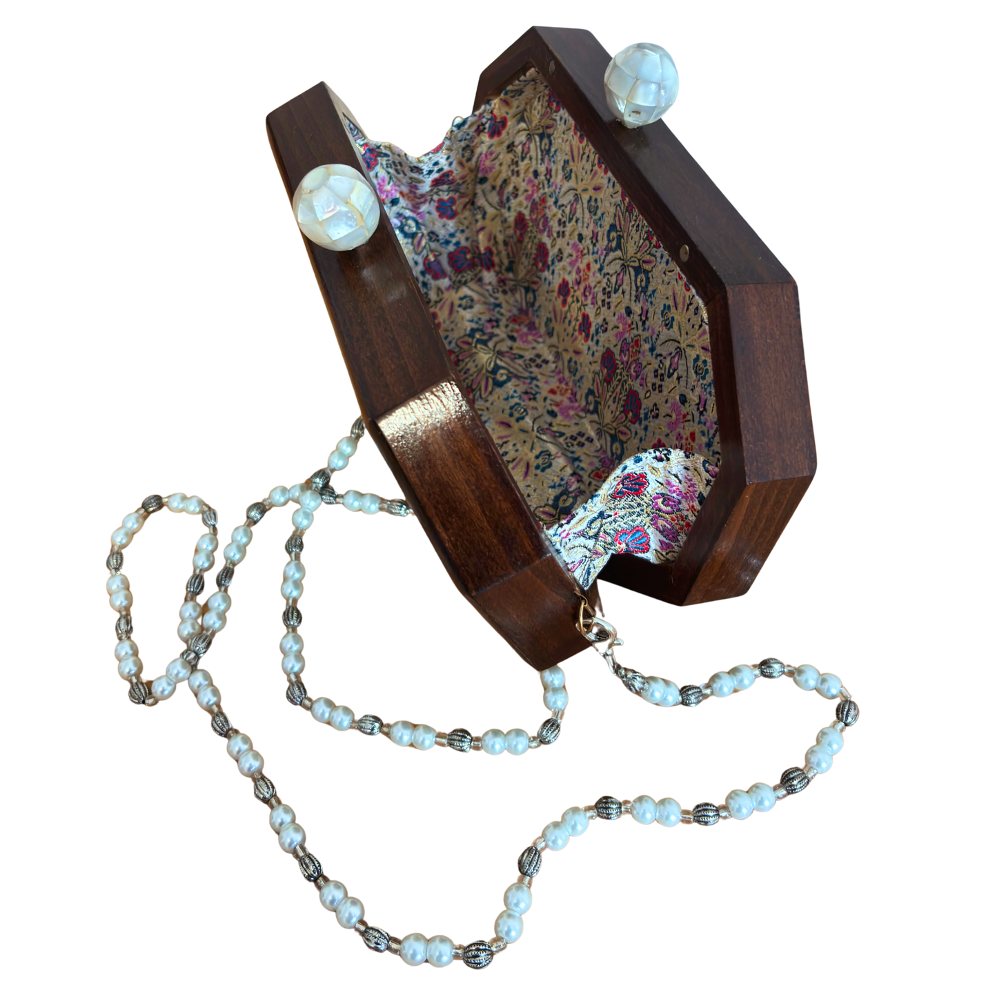O Sussurro das Rosas – Bolsa Damasquina de Nogueira com Rosas em Madrepérola e Corrente de Pérolas