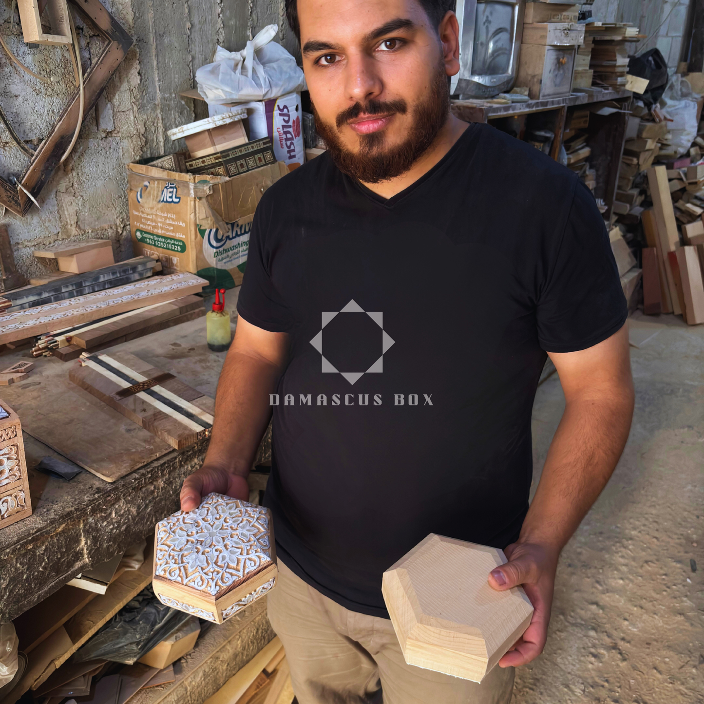 Handgeschnitzte Buchenholzbox – Perlmutt & Samtfutter im Zeitlosen Orientalischen Design