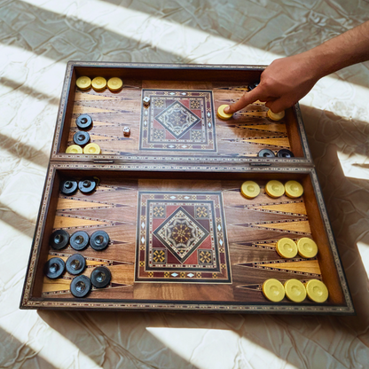 Mesa de Backgammon e Xadrez Damasquina Feita à Mão por Gaby Al Dayeh – Obra-Prima com Incrustações de Madrepérola