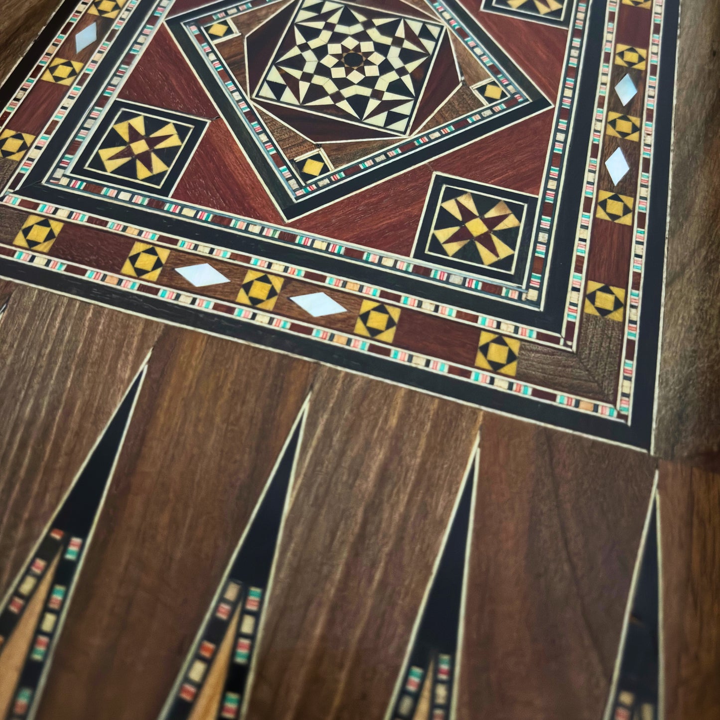 Mesa de Backgammon e Xadrez Damasquina Feita à Mão por Gaby Al Dayeh – Obra-Prima com Incrustações de Madrepérola