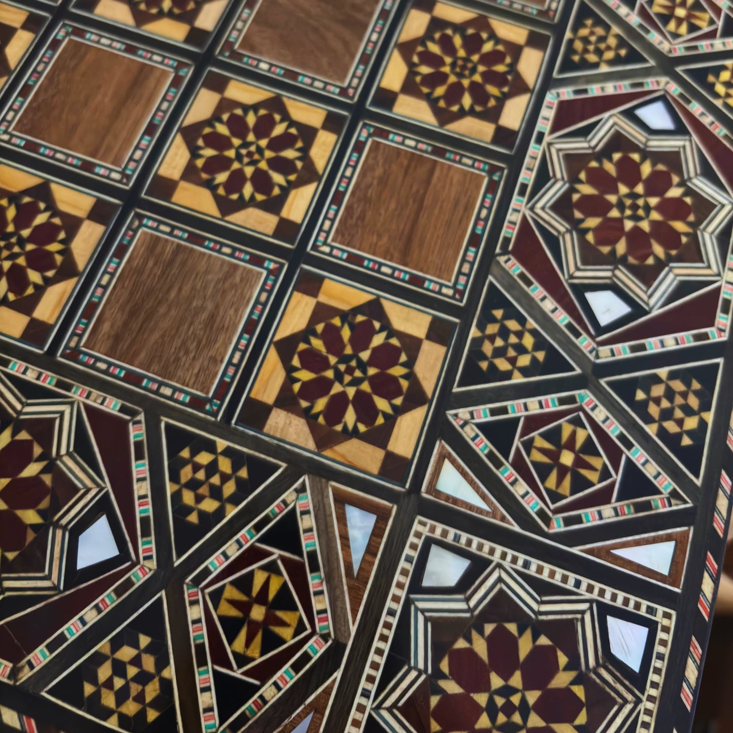 Mesa de Backgammon e Xadrez Damasquina Feita à Mão por Gaby Al Dayeh – Obra-Prima com Incrustações de Madrepérola