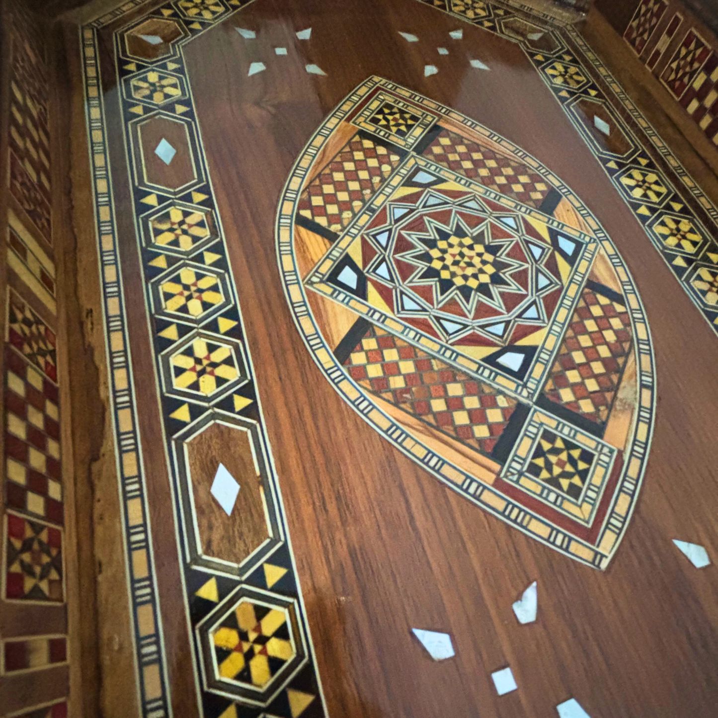 Bandeja Damasquina em Madeira – Madrepérola & Acabamento em Nogueira