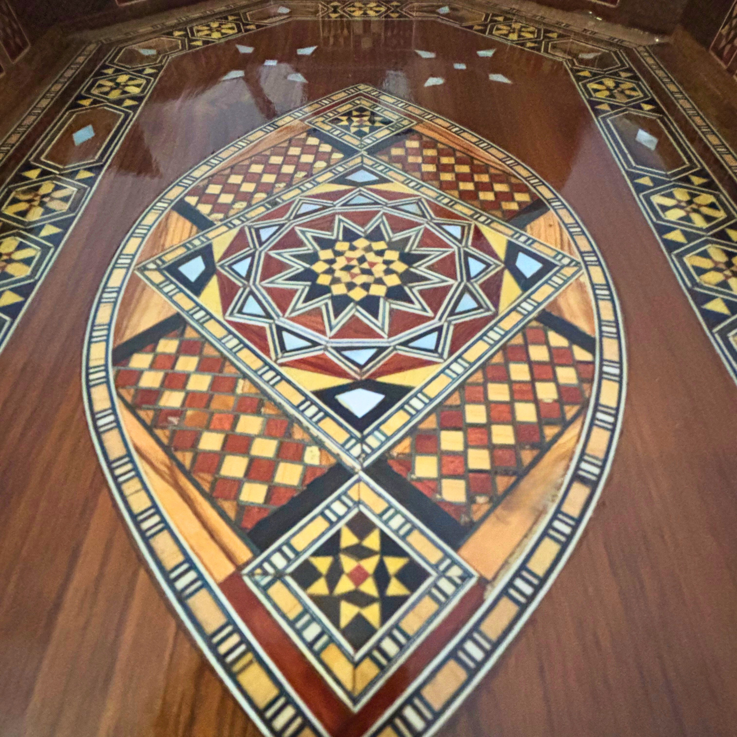 Bandeja Damasquina em Madeira – Madrepérola & Acabamento em Nogueira