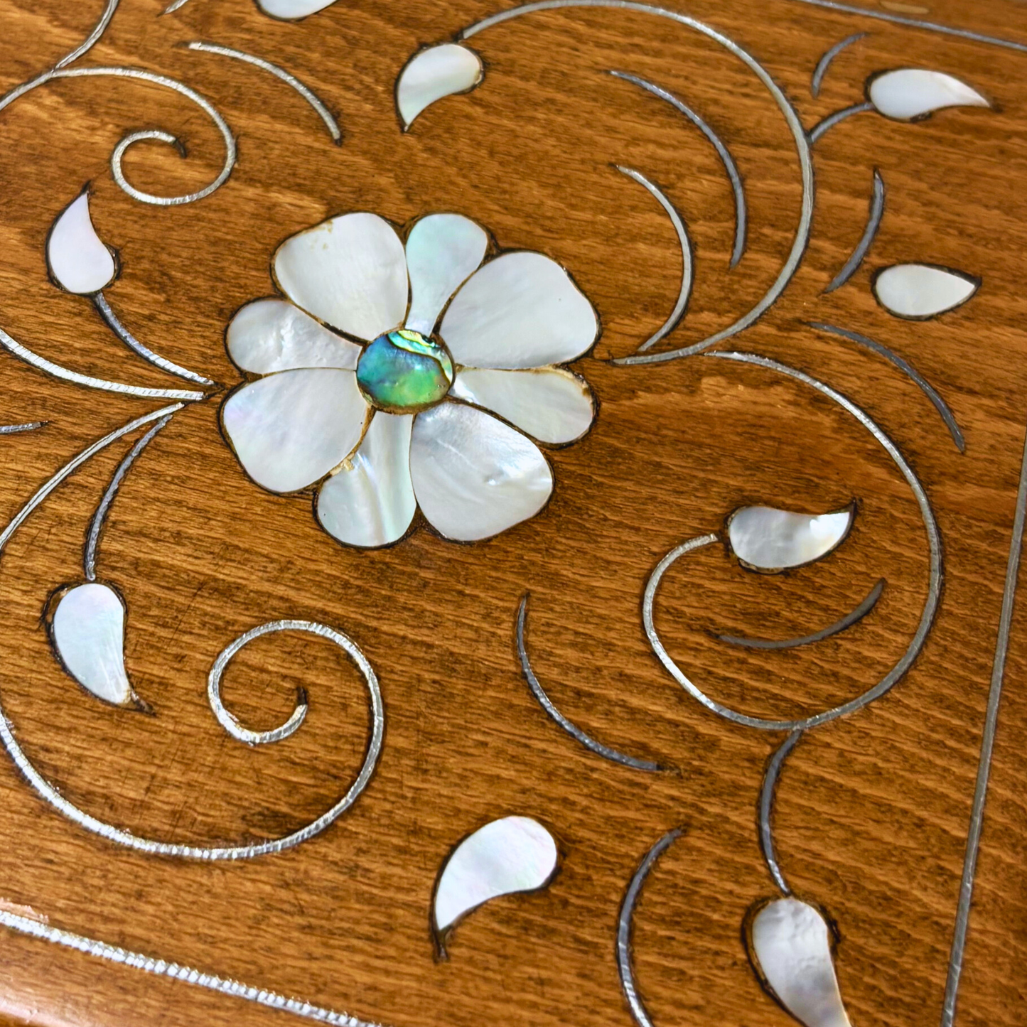 Boîte Damasquine de Luxe Artisanale – Nacre & Velours