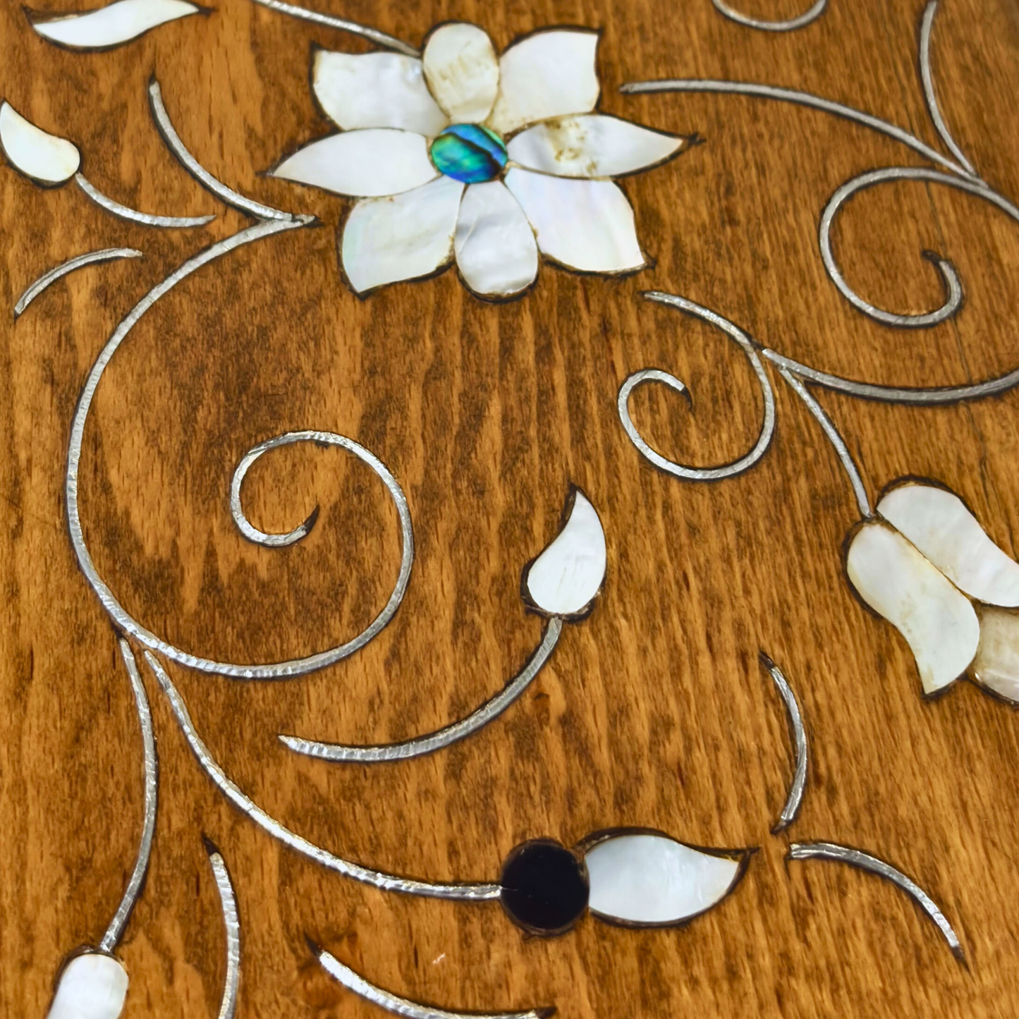 Caja Damasquina de Lujo Hecha a Mano – Nácar y Terciopelo