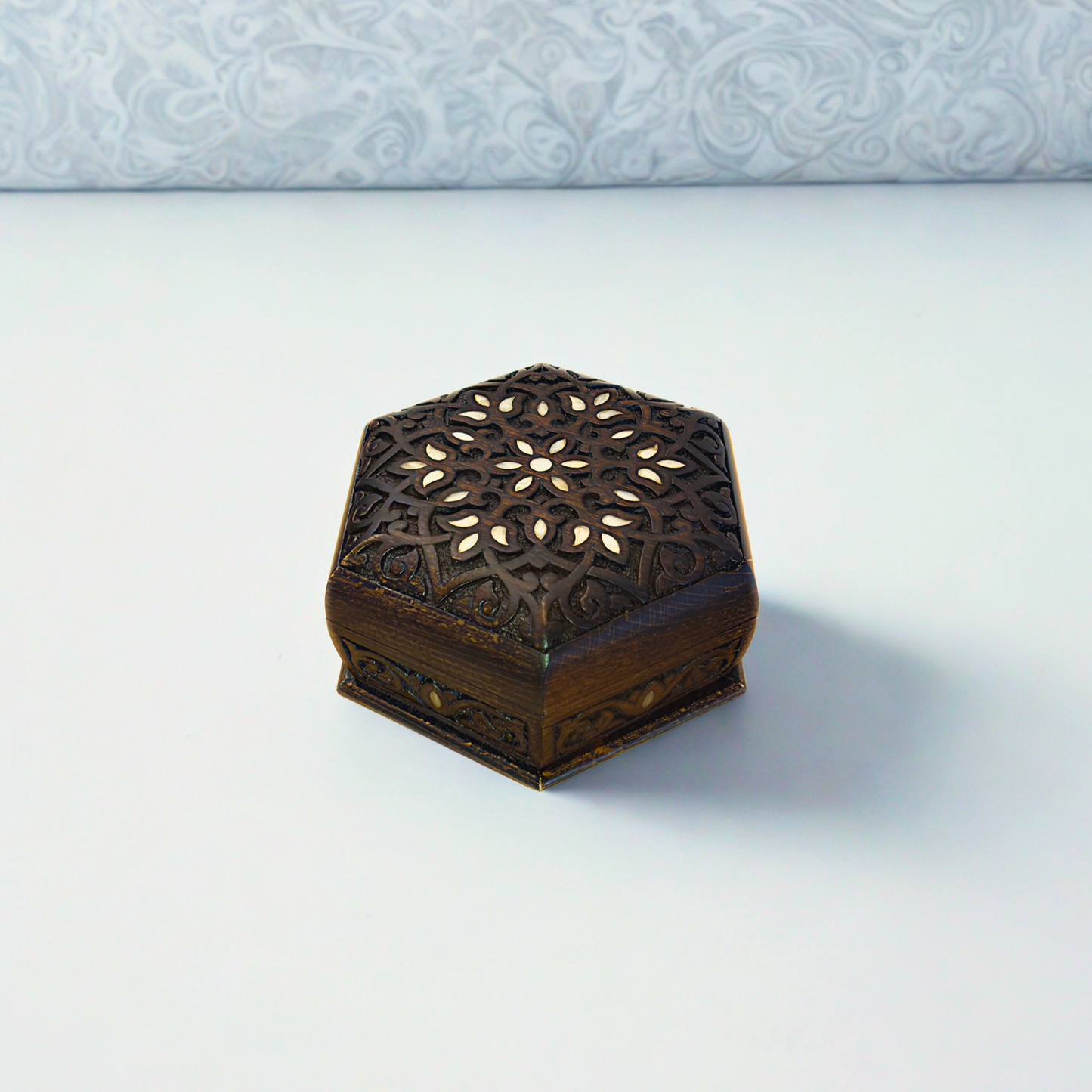 صندوق محفور يدوي فاخر – تطعيم بالصدف وأناقة مخملية