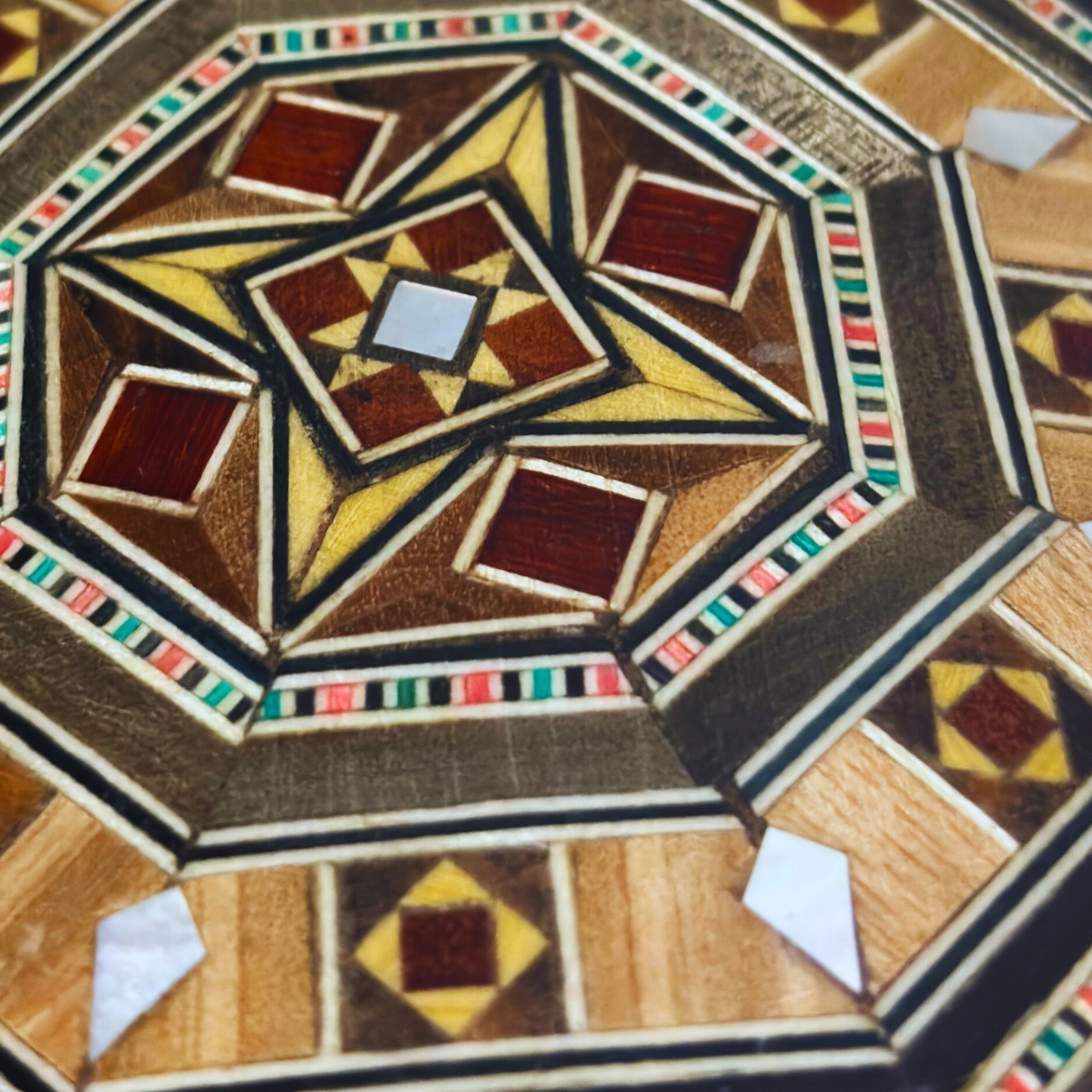 Scatola in Mosaico Artigianale di Damasco – Arte Tradizionale & Velluto