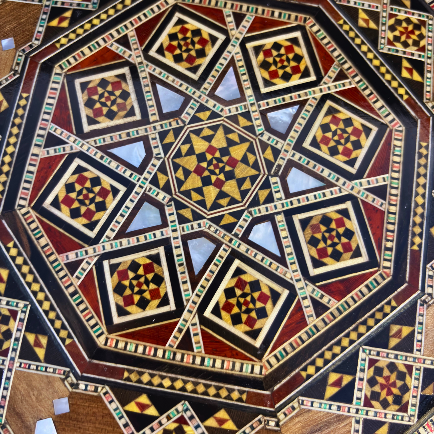Handgefertigte Mosaik-Schatulle aus Damaskus – Perlmutt & Samt