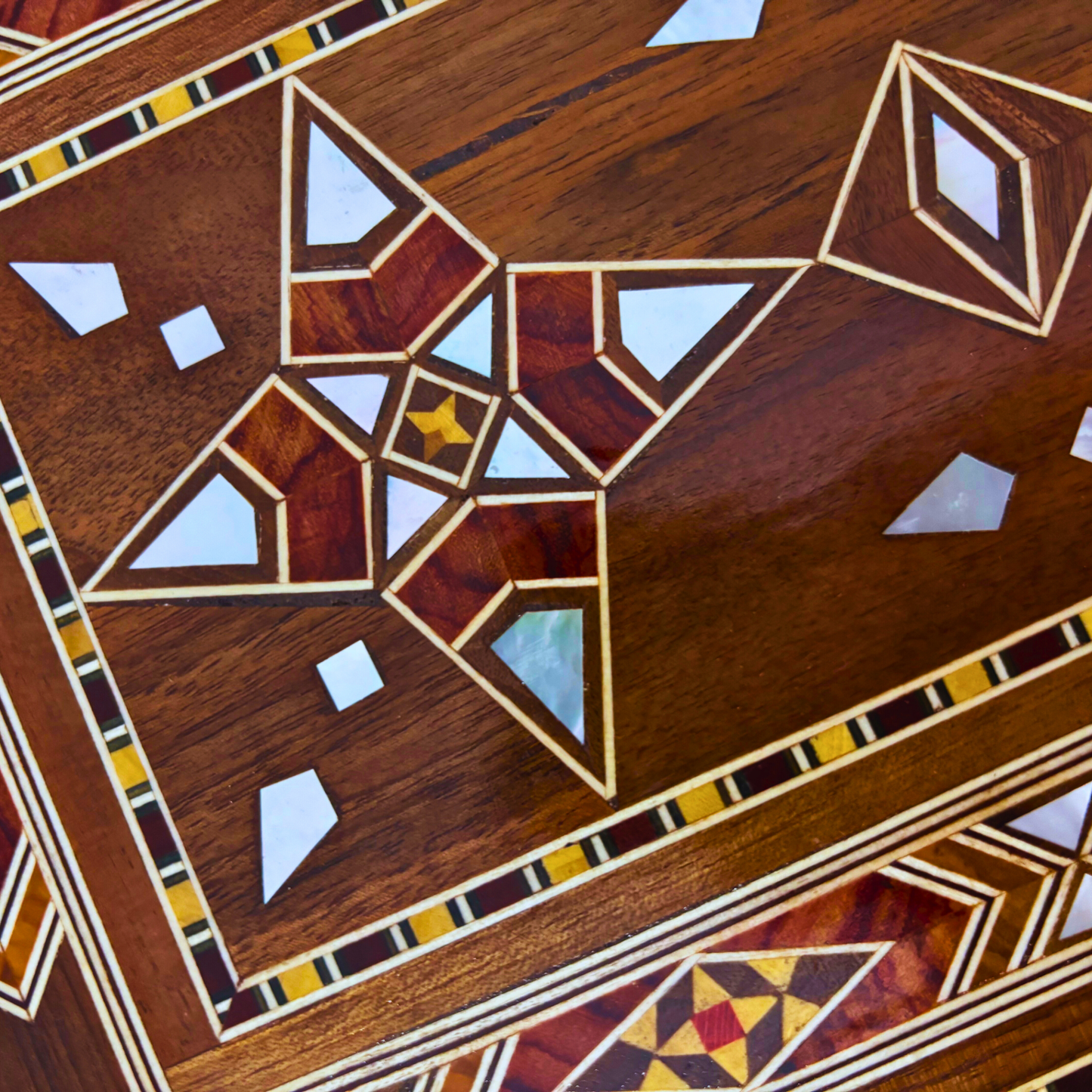 Scatola Damascena con Serratura – Capolavoro Artigianale