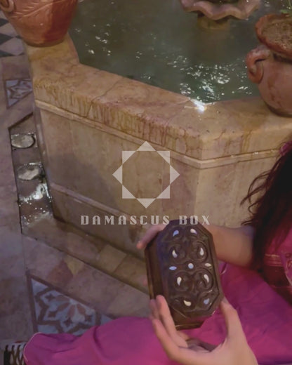 Handgesneden Beukenhouten Doos – Walnootafwerking & Parelmoer