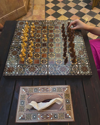 Mesa de Backgammon e Xadrez Damasquina Feita à Mão por Gaby Al Dayeh – Obra-Prima com Incrustações de Madrepérola
