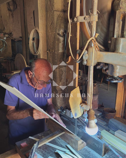 طاولة شطرنج وطاولة زهر موزاييك دمشقي فاخرة من صنع غابي الدايه – مطعّمة بالصدف